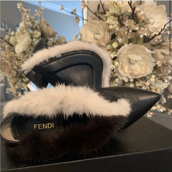 BRAND NEW FENDI ANKLE BOOTS! CHIC! SIZE 6 - Picture 2 of 9